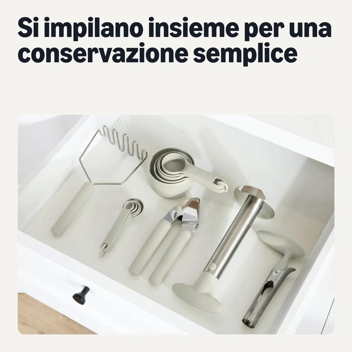 Amazon Basics Levatorsolo e Affettatrice per Ananas e Mela, Set di 2 Pezzi, Lavabile in Lavastoviglie, Grigio Lino