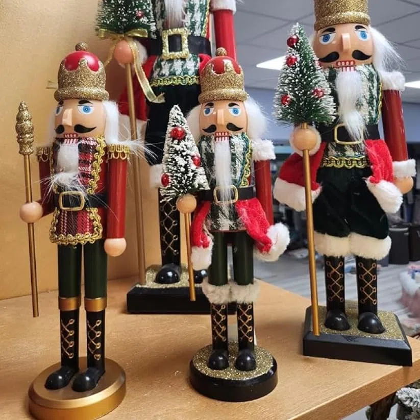 INTRECCI Schiaccianoci di Natale, Altezza 28 cm, Addobbo Natalizio, Elegante, Perfetto per Decorare l'Albero e la Casa, Simbolo di Buon Augurio, Regalo Originale. Fantasia: Ivan