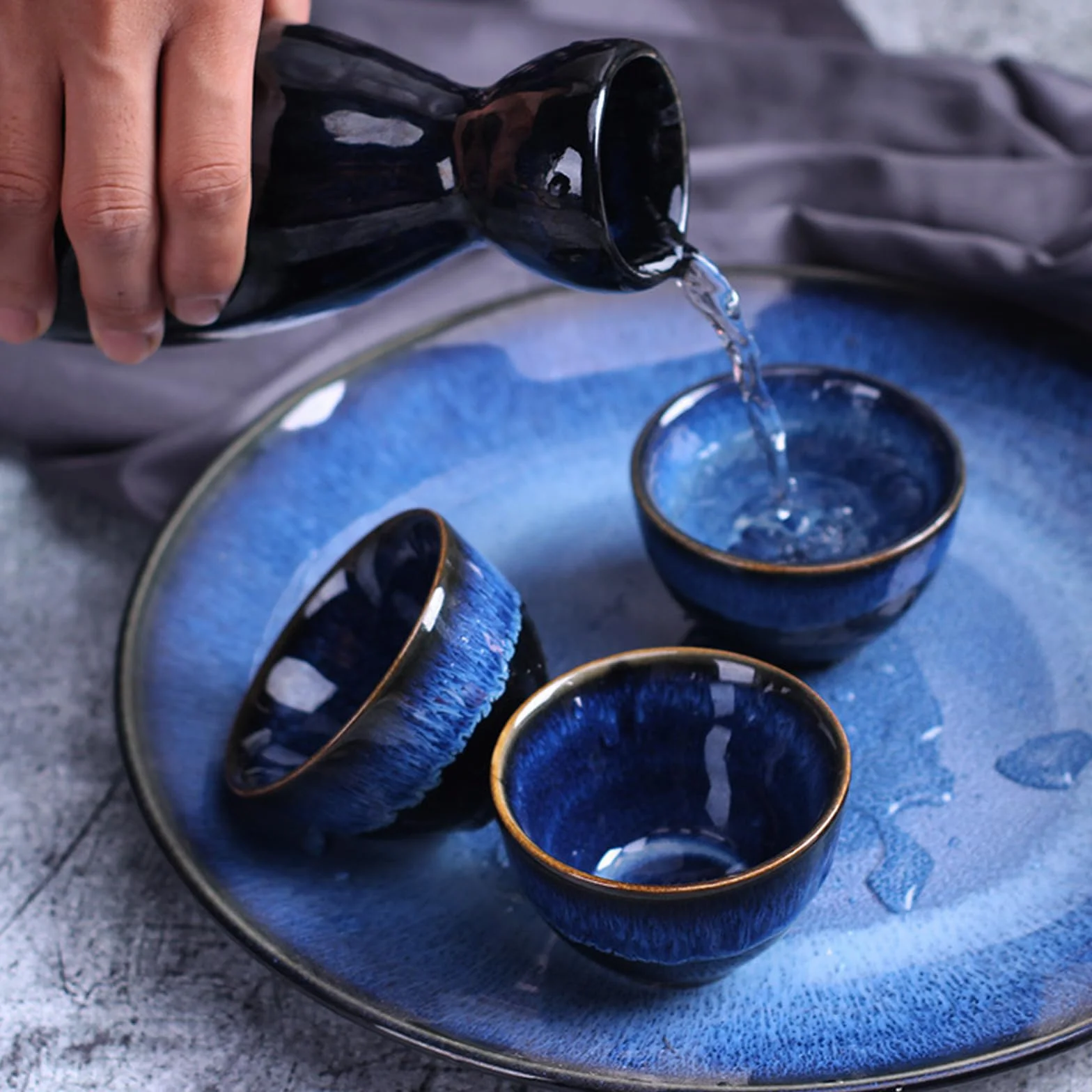 BORDEAG Set di 5 sake da 310 ml, in ceramica giapponese, vetro borosilicato di alta qualità con tazza e vaso di vino, elegante porcellana blu