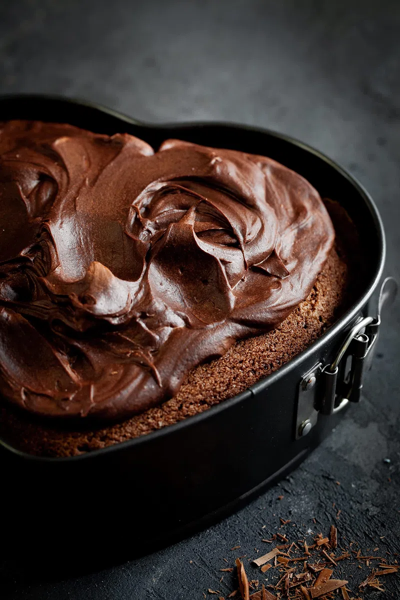 MasterClass Teglia per torte a forma di cuore da 22,5 cm con base libera e antiaderente senza PTFE, PFOA e BPA, chiusura a molla, robusto acciaio al carbonio da 1 mm, teglia da 9 pollici