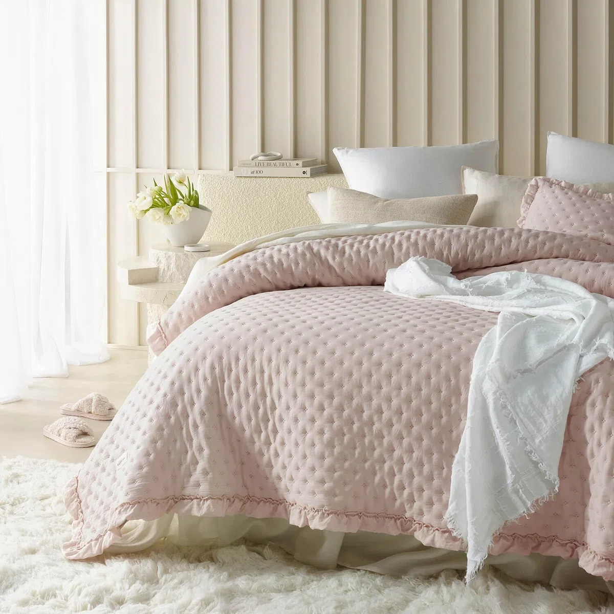 ROOM99 Molly Elegante copriletto rosa cipria 240 x 260 cm, versatile come copriletto o copridivano, coperta per letto e divano, trapunta stile ideale come bedspread