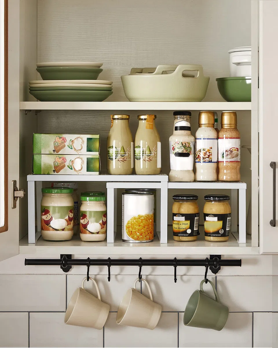 SONGMICS Scaffale Portaspezie, Set di 2 Organizzatori da Cucina Espandibili, Scaffale da Cucina Impilabile, Metallo, Bianco KCS01WT