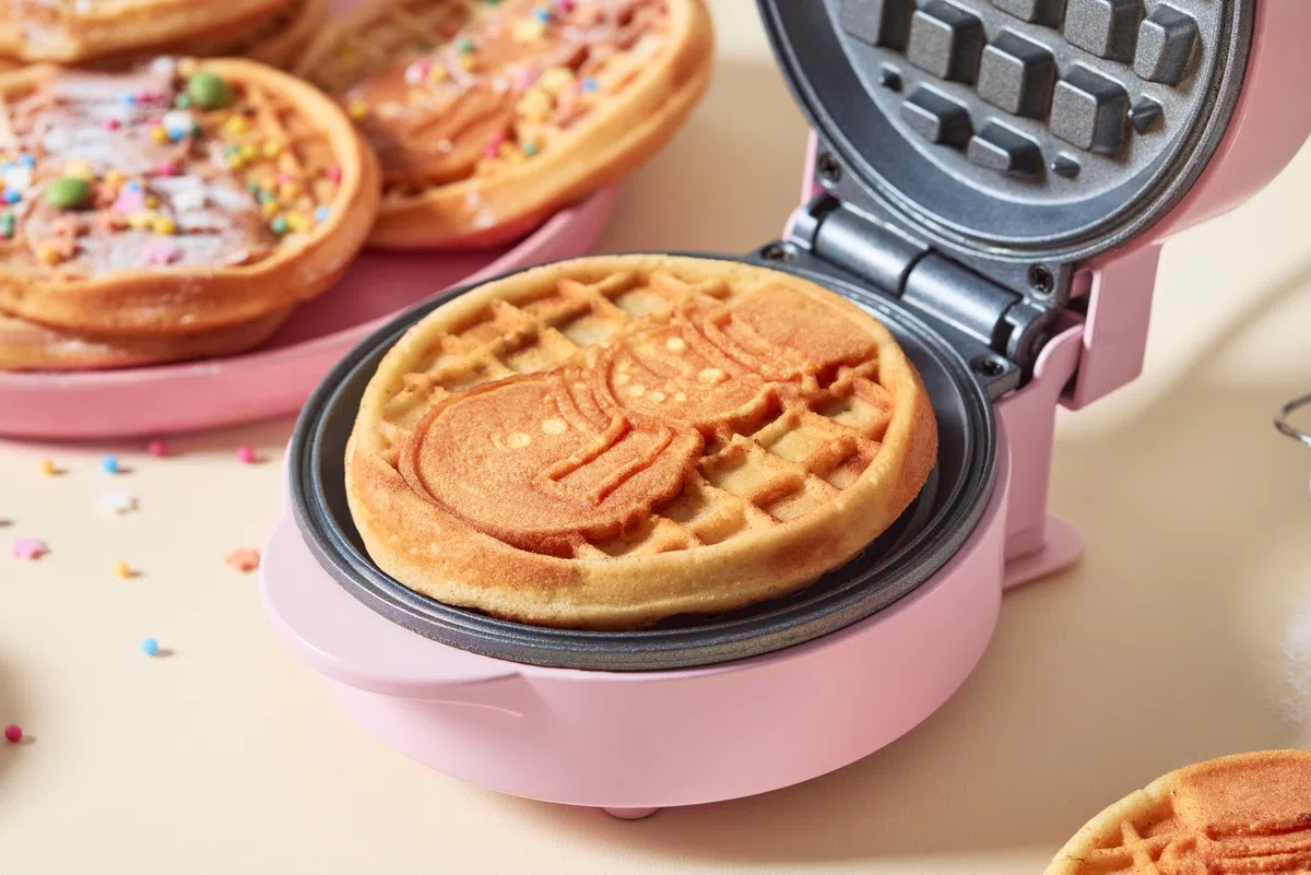 Bestron Waffle Maker, Piastra per waffel mini con motivo a pupazzo di neve, piccola macchina per waffel con rivestimento antiaderente, per compleanni di bambini, Pasqua o Natale, Colore: Rosa