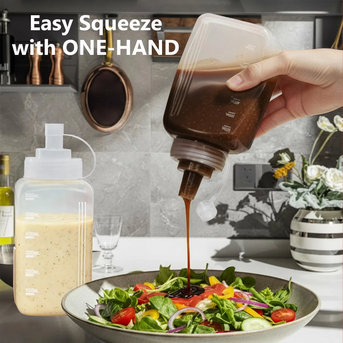 4 Pezzi Bottiglia Squeeze di Plastica, 600ml Bocca Grande Biberon Cucina Professionale con Tappi, Pennello di Pulizia, Imbuto, Squeeze Bottle Sauce per Ketchup, Senape, Mayo, Olio, Salse