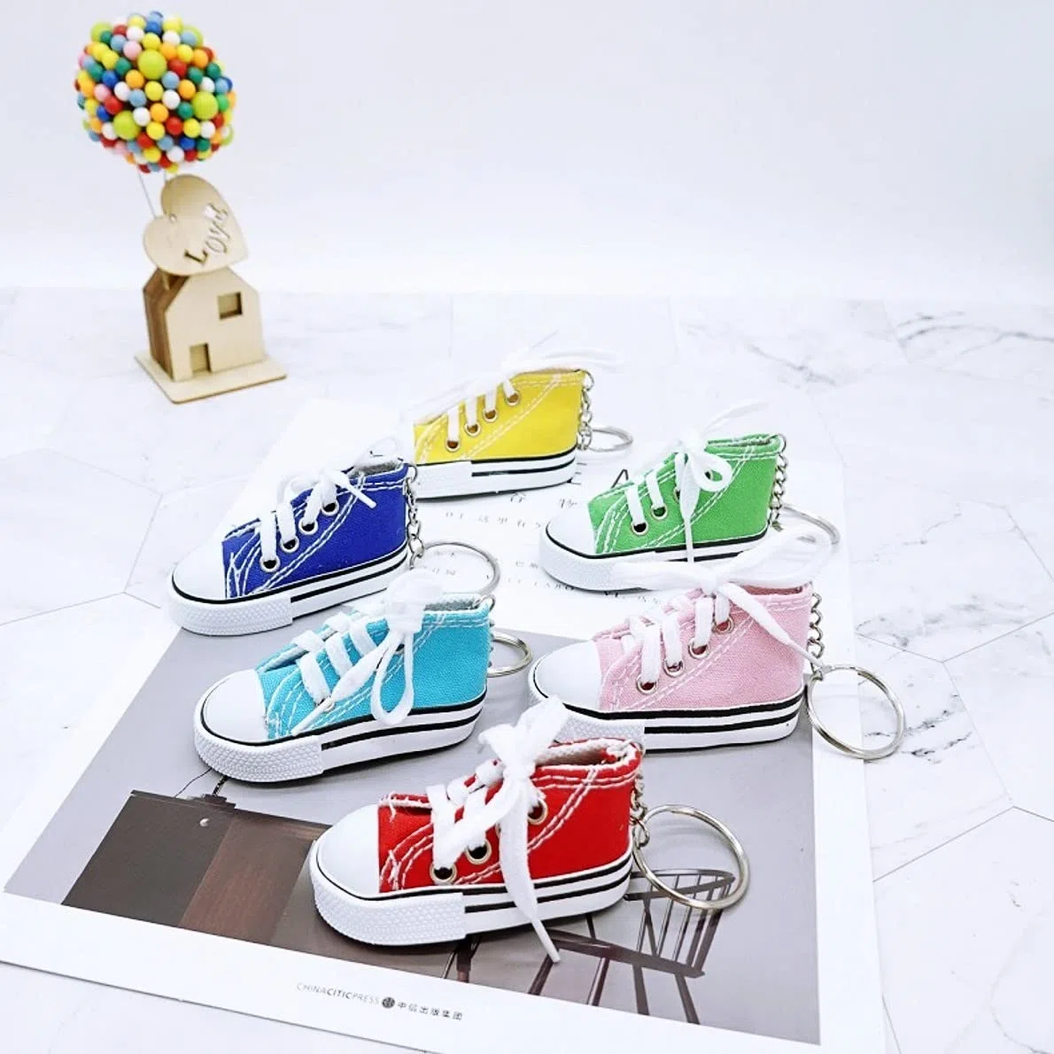 JZK 12x Mini sneaker portachiavi porta chiavi scarpe in tela per bomboniere feste laurea, pensiero pensierino omaggi feste compleanno per ragazzi ragazze, ringraziamenti ricordi per festa bambini