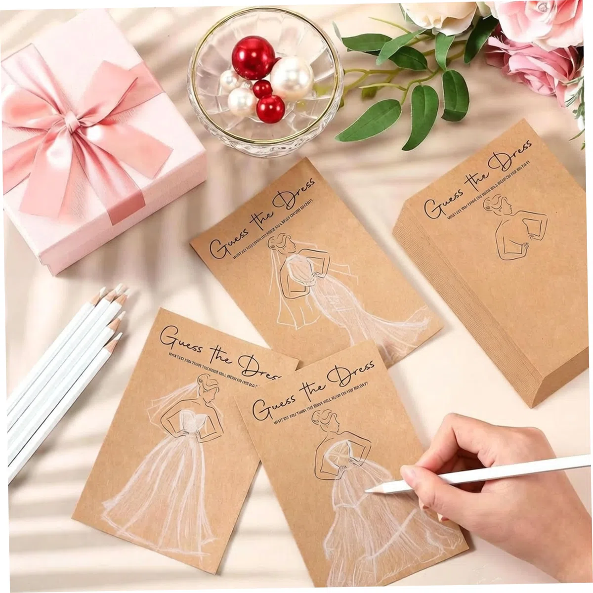 Guess the Dress - Gioco per addio al nubilato, 20 carte da gioco Guess the Dress Bridal Shower con matite da 17,8 cm, carta marrone, bianco