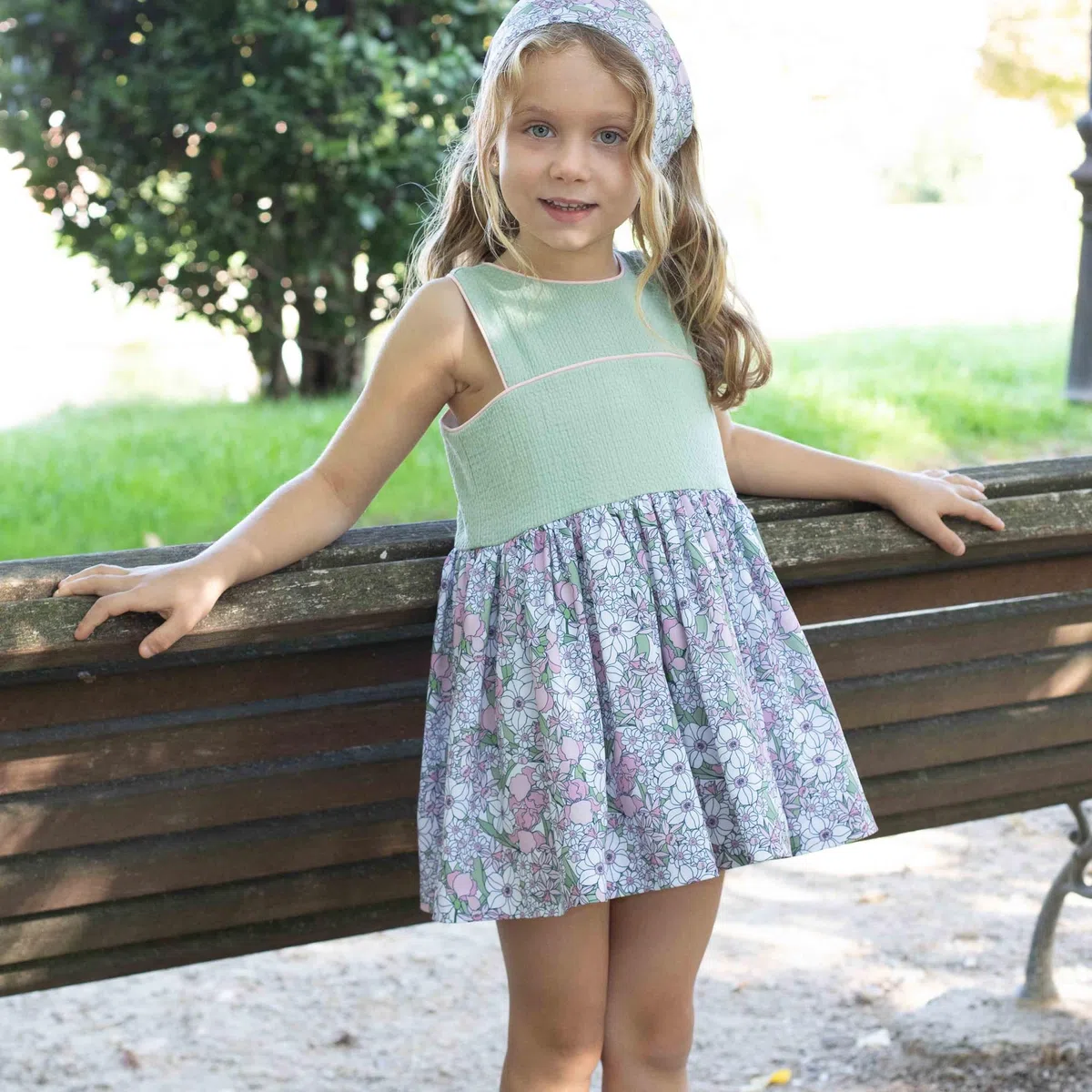 Modelli per bambini n. 28 alla moda per ragazza e ragazzo. 22 disegni di cucito per bambini, taglie da 1 a 12 anni, con tutorial video passo-passo su Youtube. Cuci con noi!