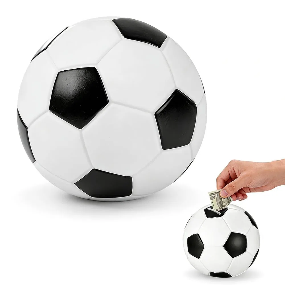 Salvadanaio a forma di pallone da calcio — Un divertente design a tema sportivo, personalizzabile per bambini o bambine. Un'idea regalo brillante per i compleanni dei bambini