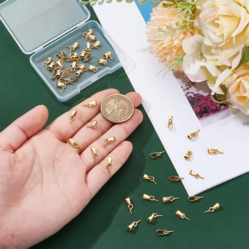 UNICRAFTALE 50 Pz 304 Acciaio Inossidabile Vite Occhio Pin Peg Bails per Mezze Perline Perline Pin 1.3 mm Oro Pinch Bails con Vite Occhio Pin Peg Bails per Bracciali Collana Gioielli Foro: 6x3 mm