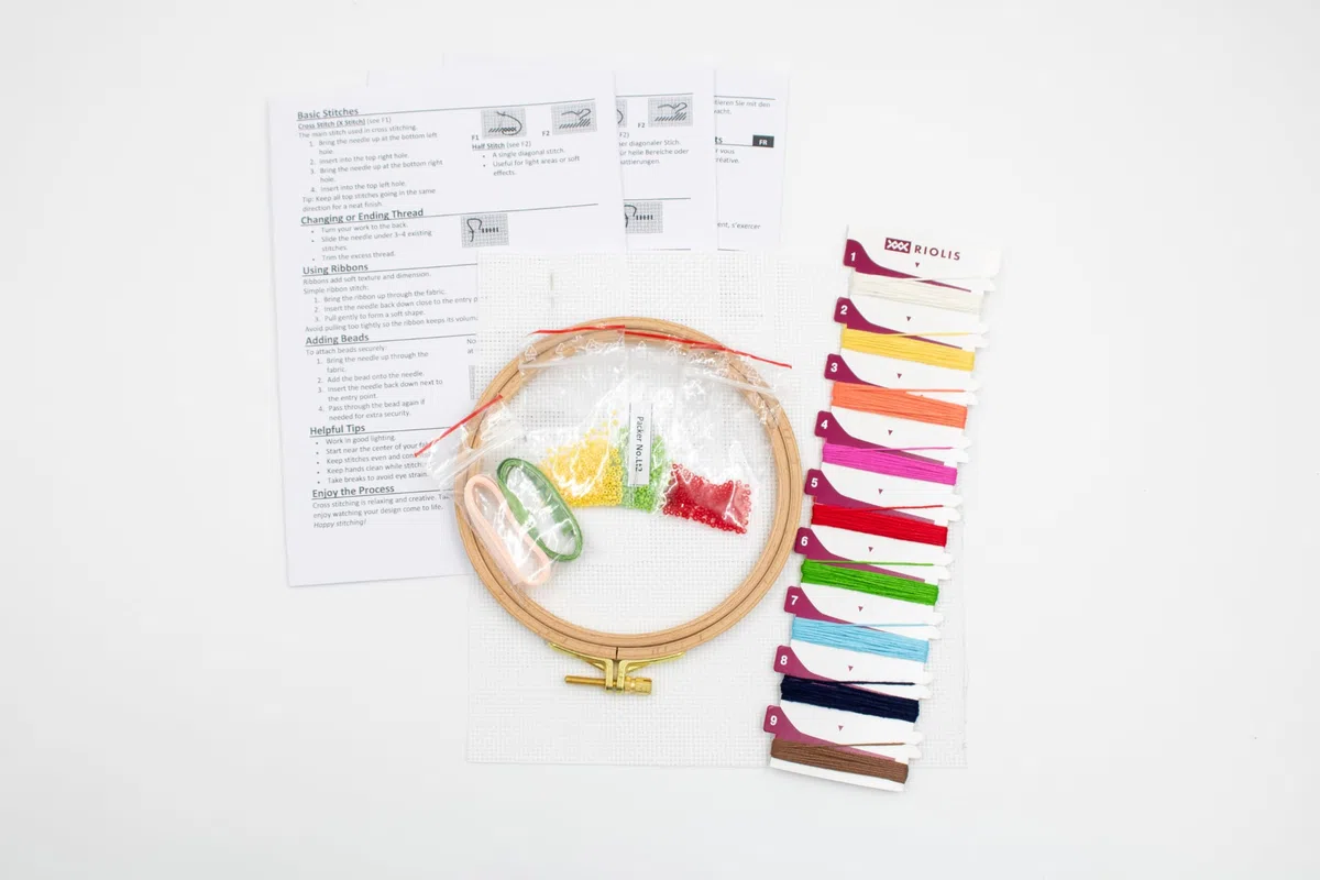 RIOLIS - Kit iniziale per punto croce - Tessuto Aida 21x20cm, Telaio In Legno E Fili Di Cotone Mouliné - Set Completo DIY Per Ricamo Per Principianti Ed Esperti, Kit Regalo DYI Per Punto Croce