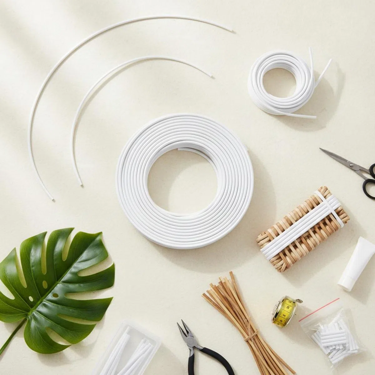 120 Piedi Kit Riparazione Rattan Alta Resistenza Rotolo di Vimini Plastico Impermeabile per Amanti Del Fai da Te, Patio, Giardino, Esterno, Bianco