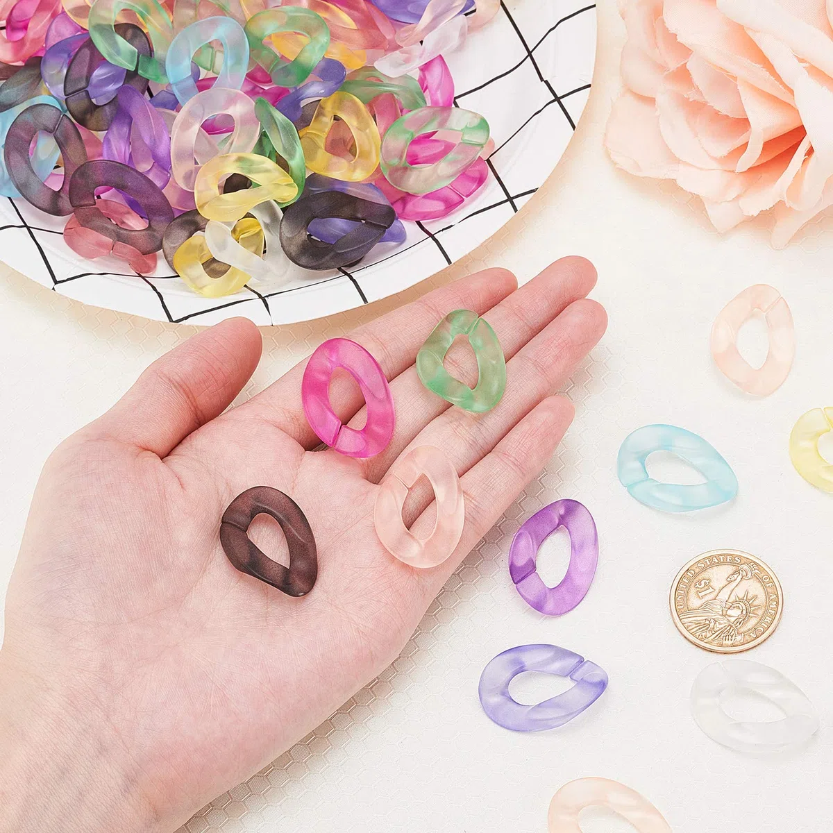 PH PandaHall 200pcs anelli di collegamento in acrilico, connettori a collegamento rapido a 10 colori per catene da borsa Collana con orecchini Gioielli Catena per occhiali Artigianato fai da te