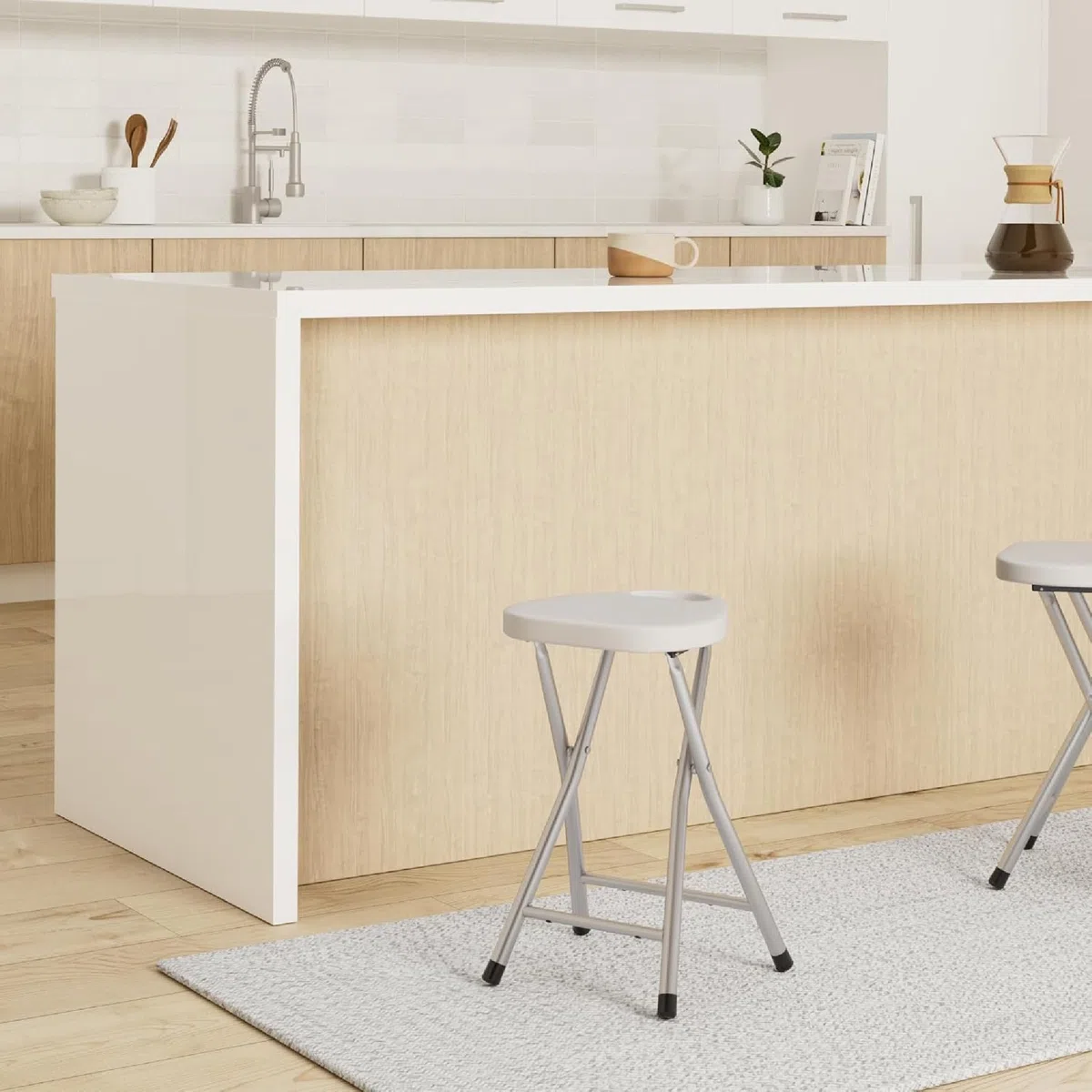 GEDY Sgabello bagno sacchetto, Misure e peso: 46,5X30X29,3 CM & 1,17 KG, Sgabello richiudibile in metallo e resine, Finitura bianche, Design R&S Gedy, 2 anni di garanzia