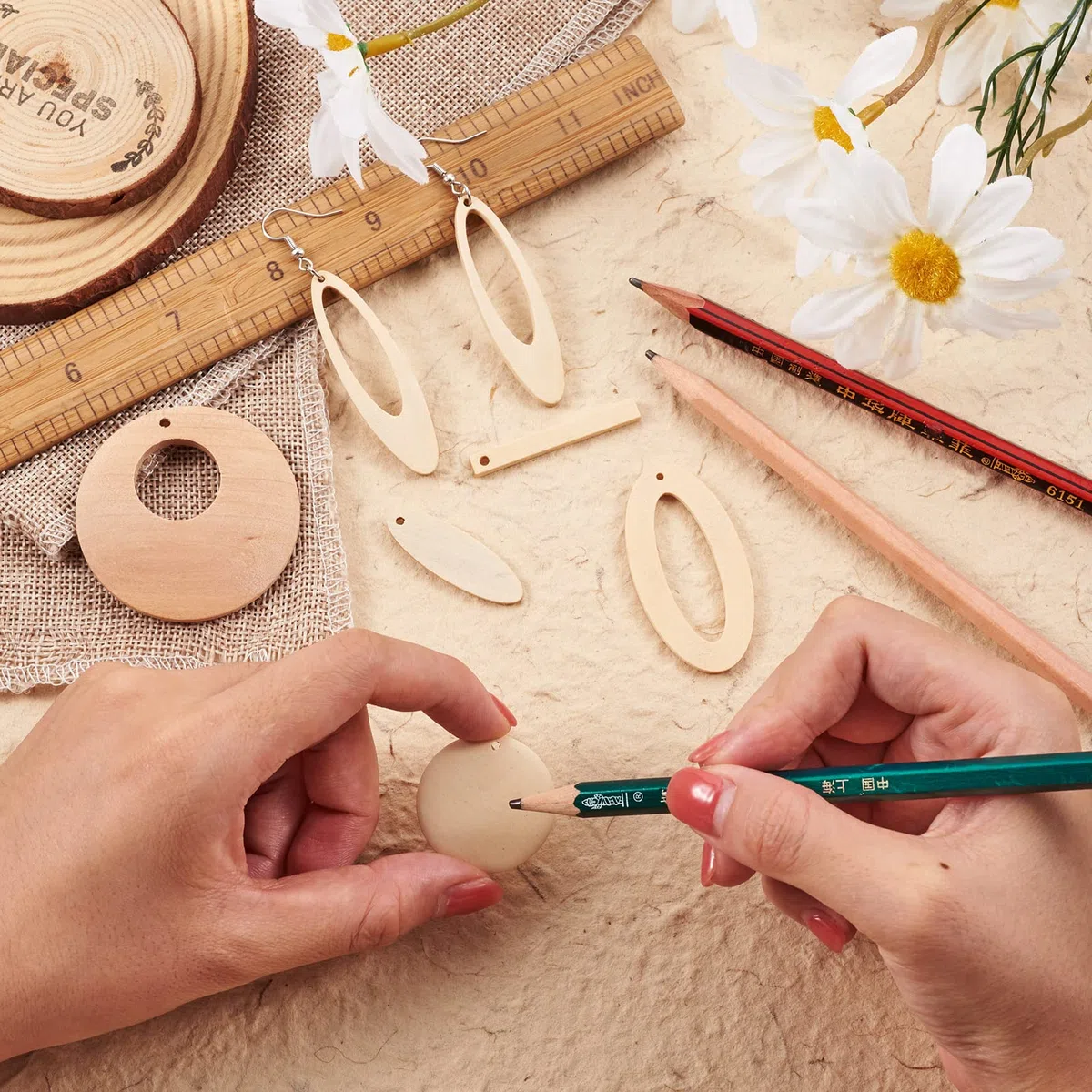 PandaHall, 48 ciondoli pendenti in legno non finiti in 8 stili diversi, per la creazione di orecchini, con 48 anelli e 48 ganci per orecchini, accessori per la creazione di gioielli fai da te