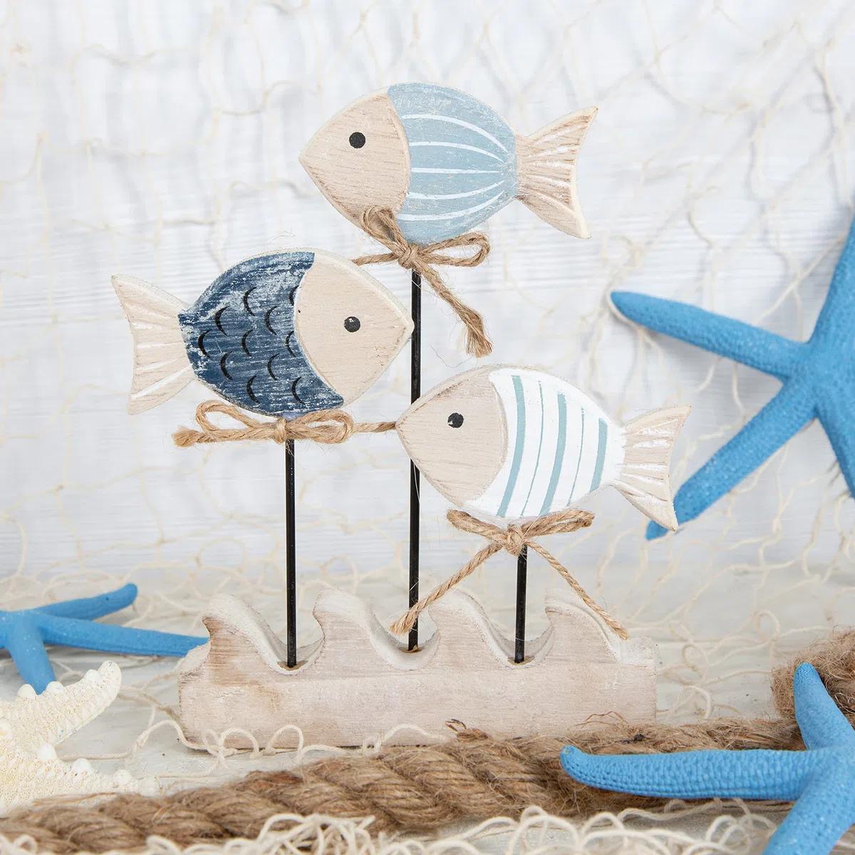 Logbuch-Verlag - Decorazione marittima in legno a forma di pesci - Pesci in legno naturale da appoggiare, 16,5 cm, azzurro