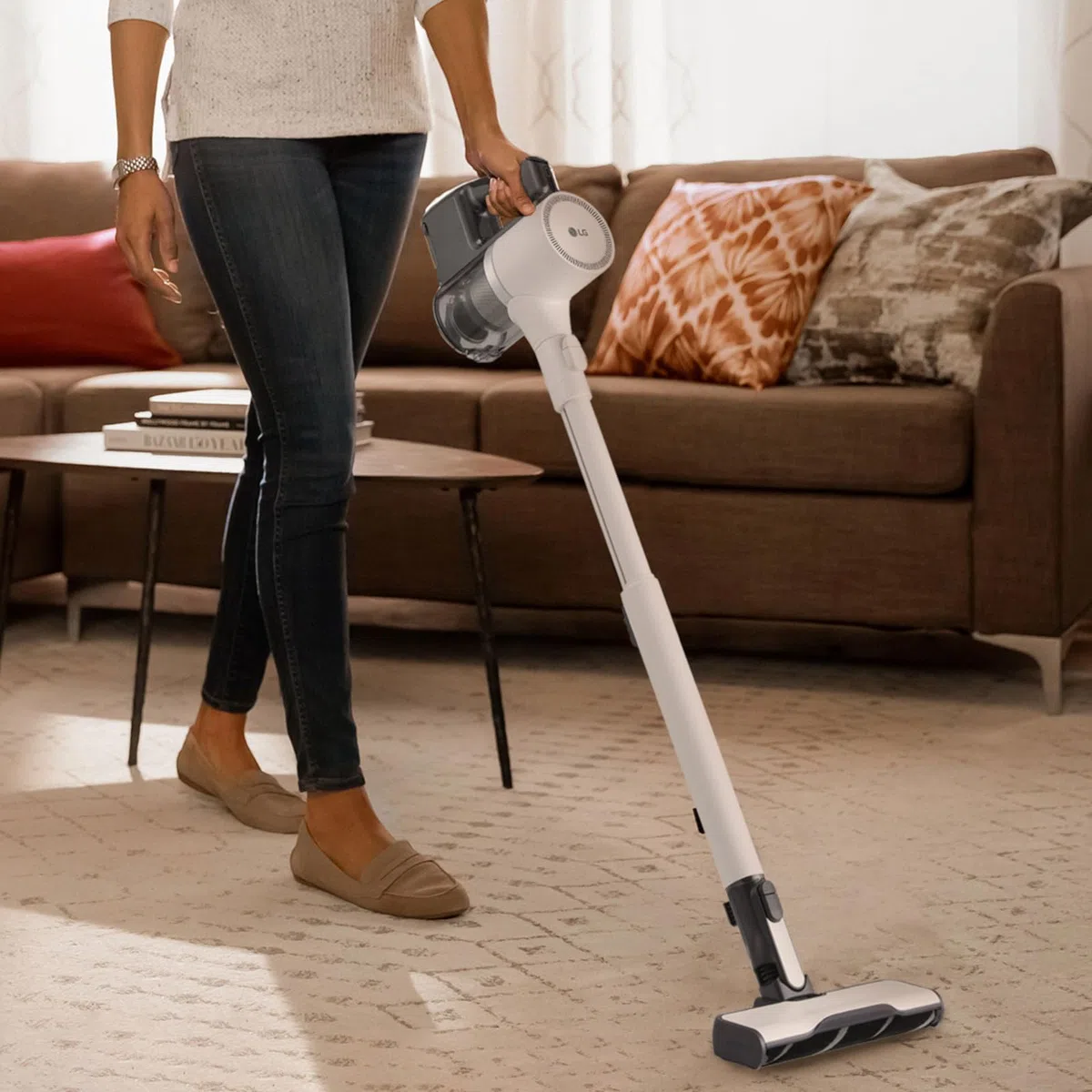 LG CordZero A9K Lite1C, Aspirapolvere senza Fili, Sistema Kompressor, 220W, Autonomia 60 min, Maxi Spazzola Parquet con LED Rivela Polvere, Wi-Fi, 2 Accessori, Filtro 5 Strati, Calming Beige