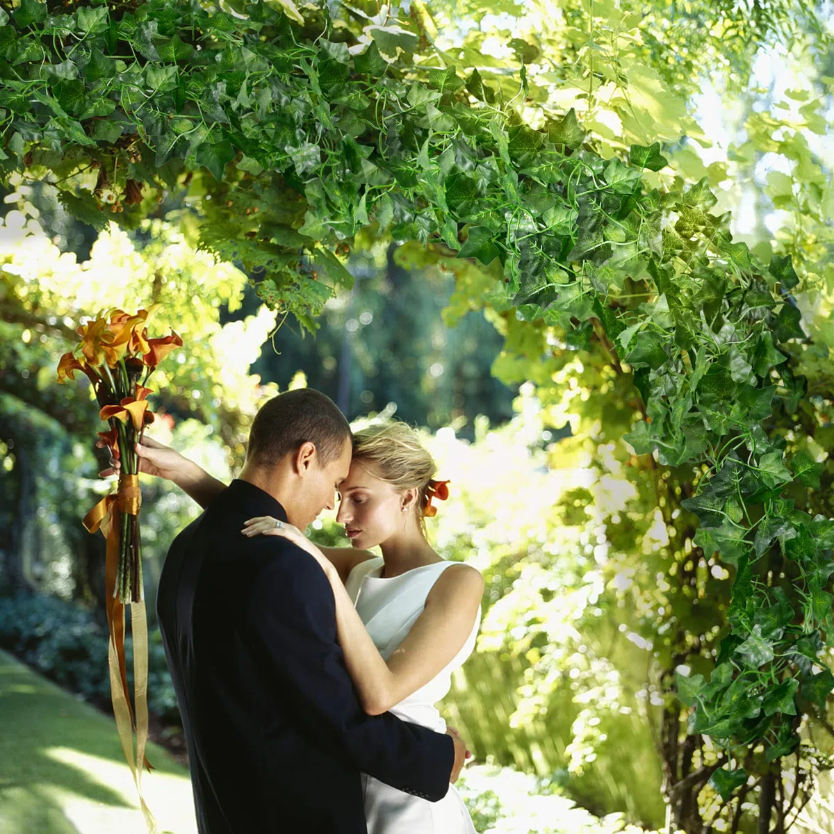 ADORAMOUR Ghirlande di Edera Artificiale - Confezione da 12, Lunghezza 210cm - Viti Finte Realistiche per la Decorazione di Stanze e Pareti da Giardino per Interni ed Esterni, Verde Piante