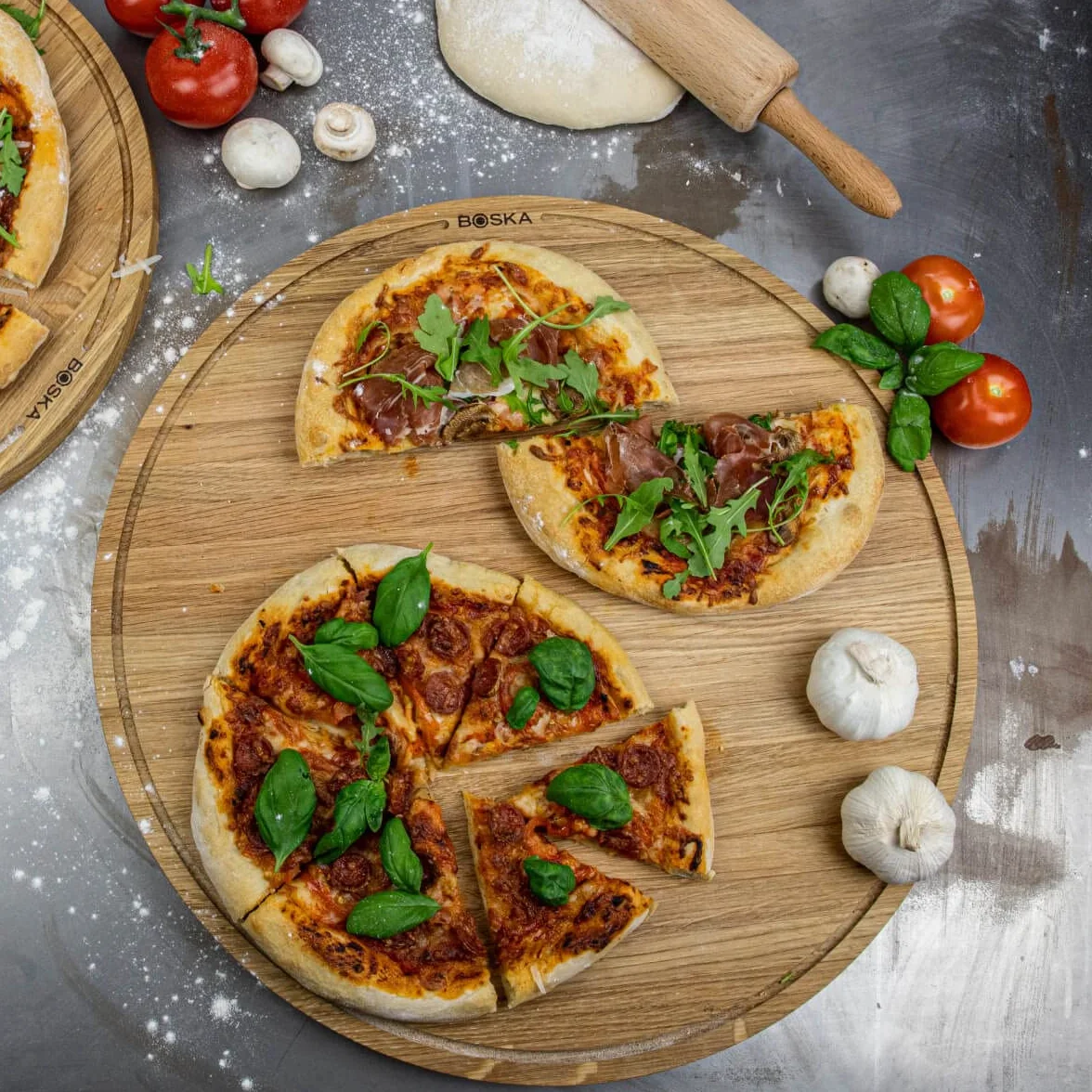Amici XXL - Piatto per pizza in legno di quercia, diametro 47 cm, piatto rotondo per pizza con pratico vassoio di recupero, adatto anche per colazione, pranzo e