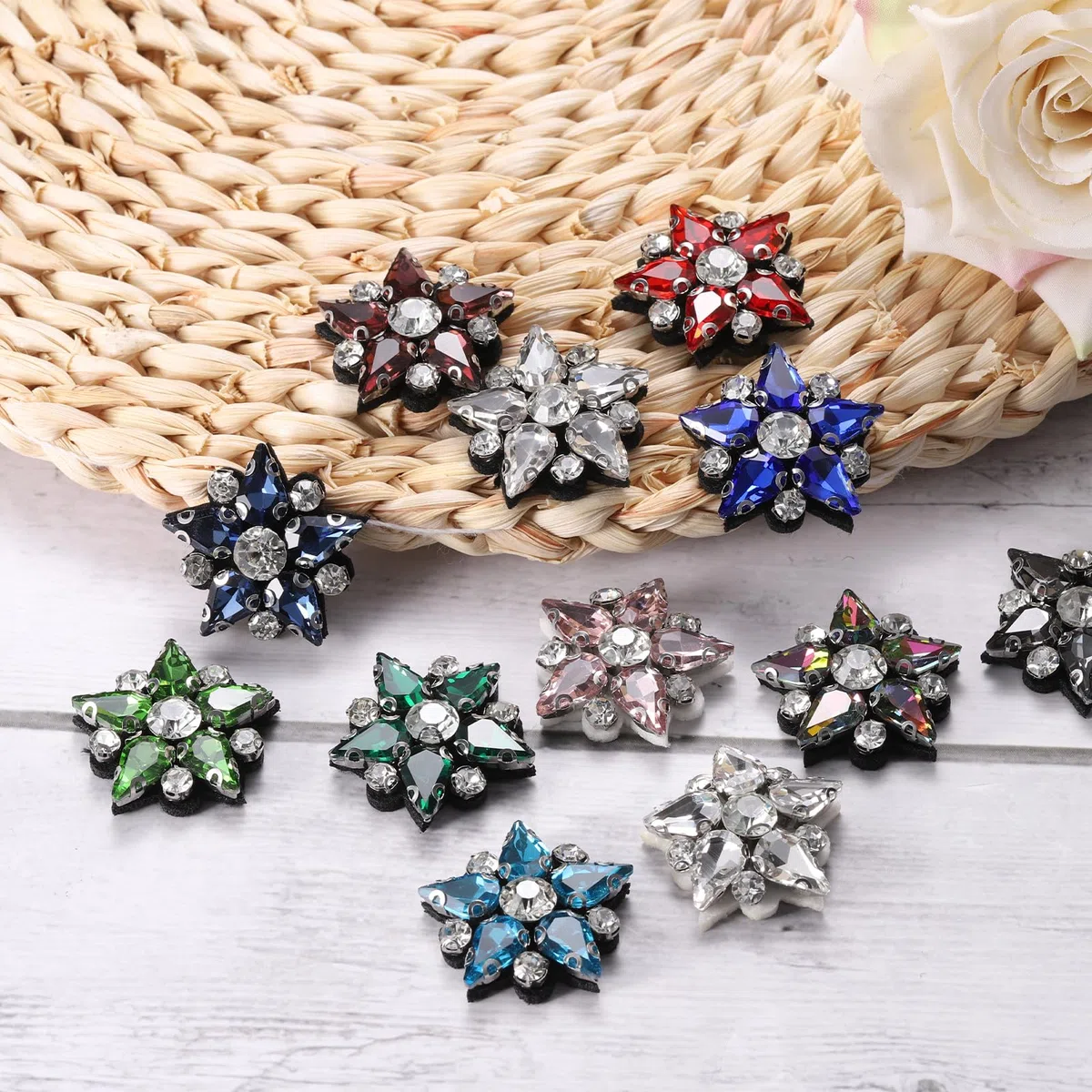 QUARKZMAN Patches a Stella Realizzato a Mano con Perline, 10pz Applicazioni Strass di Cristallo Vetro Applicazioni Toppe a Forma Stella per Abbigliamento Accessori Cucito Fai Da Te, Bianco