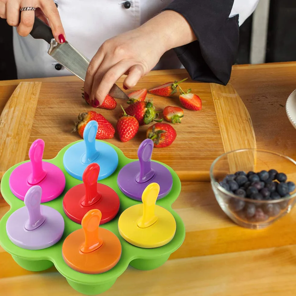 WD&CD 2 Pezzi Stampi per Gelato 7 Fori Cavità Formine in Silicone Riutilizzabili, Stampi Gelato Stecco per Congelare il Gelato al Cioccolato Fai da te, Bastoncini Colorati 18 Pezzi Inclusi(Verde+Blu)