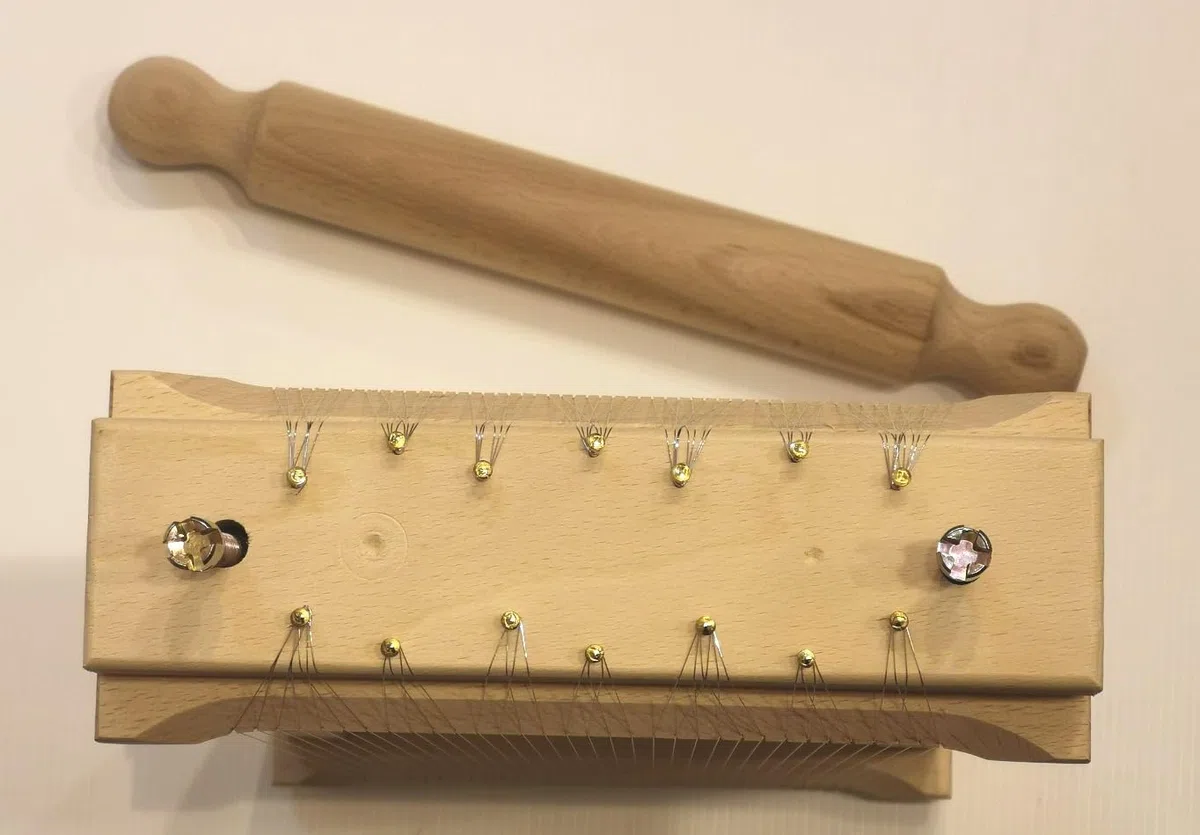 Chitarra in legno per Spaghetti alla chitarra e Tagliatelle con Mattarello e ricettario