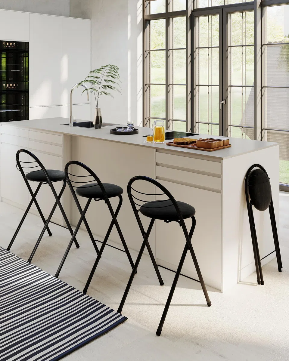 Set di 2 Sgabello Pieghevole in Metallo con Seduta in Morbido Velluto, Portatile Sedia Nera con Schienale e Poggiapiedi, Sgabelli da Bar, Cucina, Giardino, Altezza 60 cm