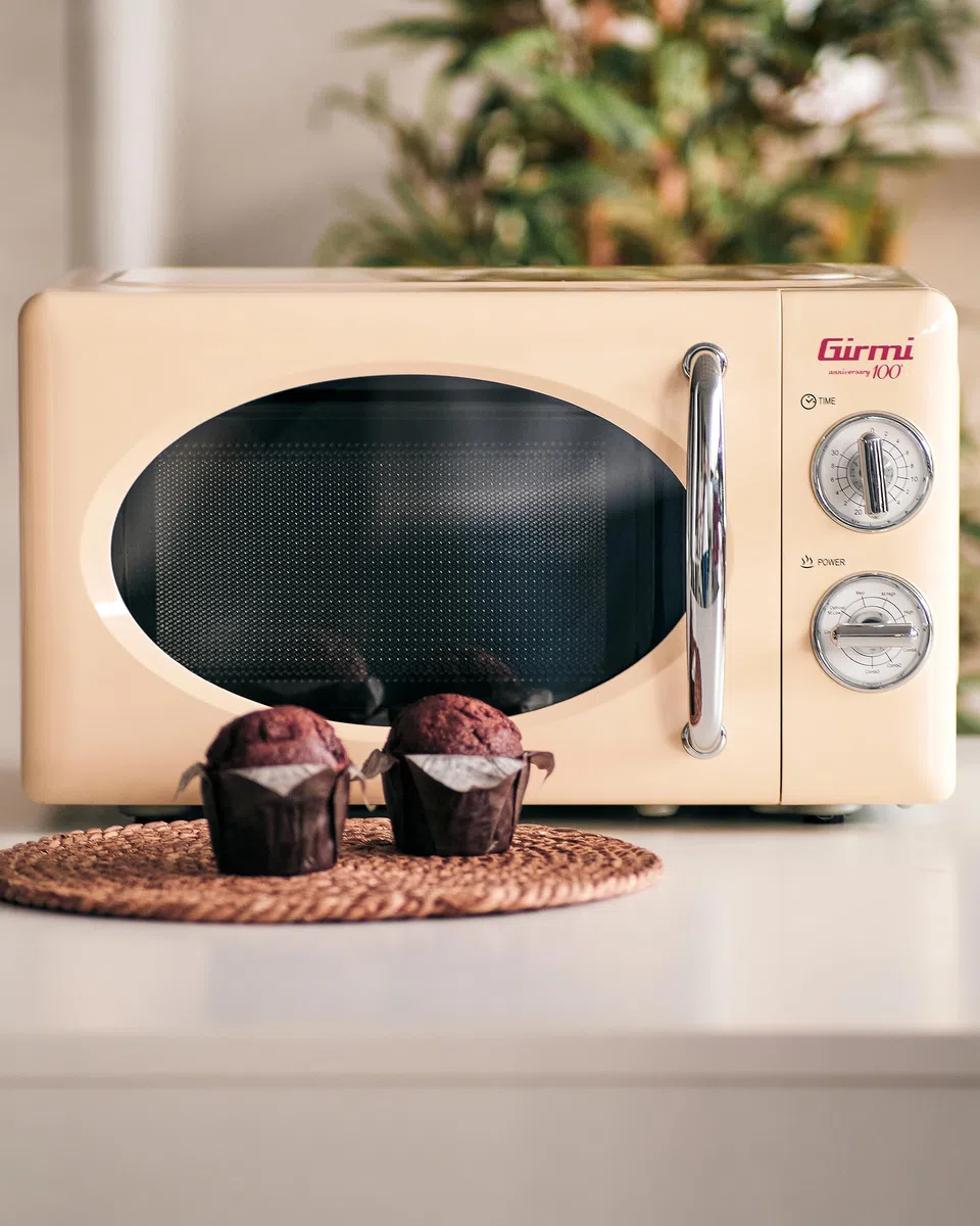 Girmi FM21 Forno Microonde Combinato Vintage Design, 20 Lt, 700+800W, Cottura combinata, Timer, Funzione Grill, Timer 30 minuti, Funzione scongelamento, Crema