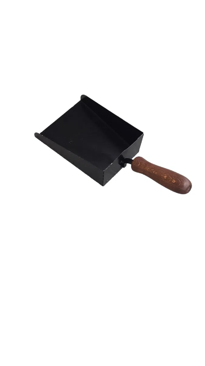 Paletta per camini e stufe in ferro battuto con manico in legno, 36x15x2 cm.
