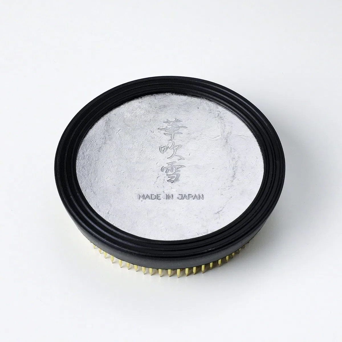 Wazakura Kenzan Denso per Ikebana in Ottone (80mm) per Composizioni Floreali, Realizzato in Giappone, Strumento Giapponese per Arrangiamenti Floreali, Portafiori a Spilli - Kenzan Denso in Ottone 80mm