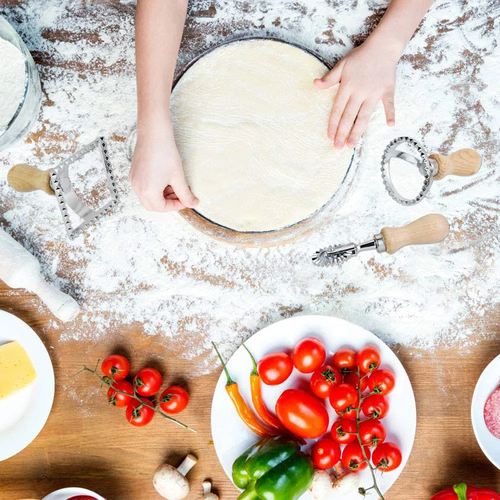 3 Pezzi Timbri per Ravioli in Acciaio Inox Taglierine Stampi per Biscotti con Manico in Legno Ravioli Maker a Bordi Scanalati per Ravioli Pasta Gnocchi Lasagna e Biscotti(3 Misure)