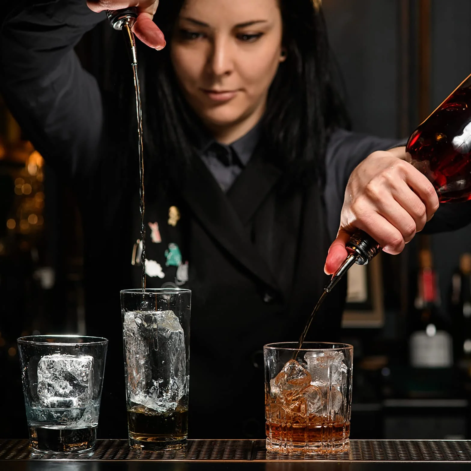 JSMTKJ 12 Pezzi Versatori in Acciaio Inox Beccuccio Conico Liquore Bottiglia Versatore Tappo Versatore Salvagoccia con Cappucci di Gomma per Cocktail Liquore Vino Olio Aceto
