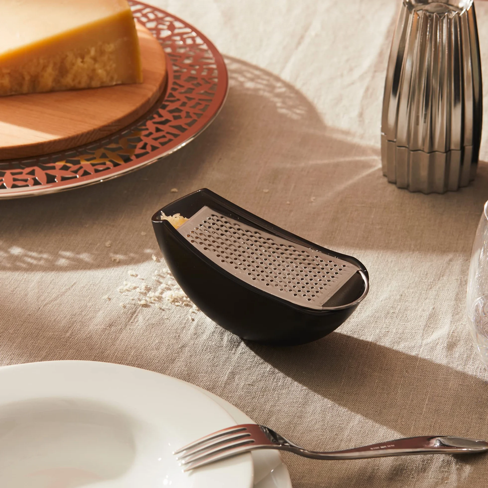 Alessi AARU01 R Parmenide Grattugia con Raccoglitore in Resina Termoplastica, Rosso e Acciaio Lucido