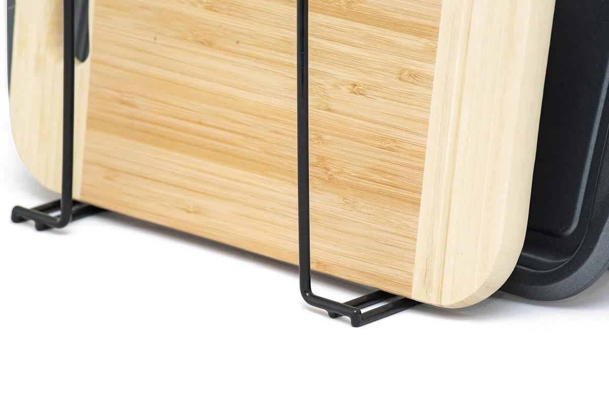 simplywire – Supporto per teglie e taglieri - Rastrelliera per coperchi, pentole e padelle - Organizer per credenze da Cucina – Acciaio Rivestito in plastica Nera