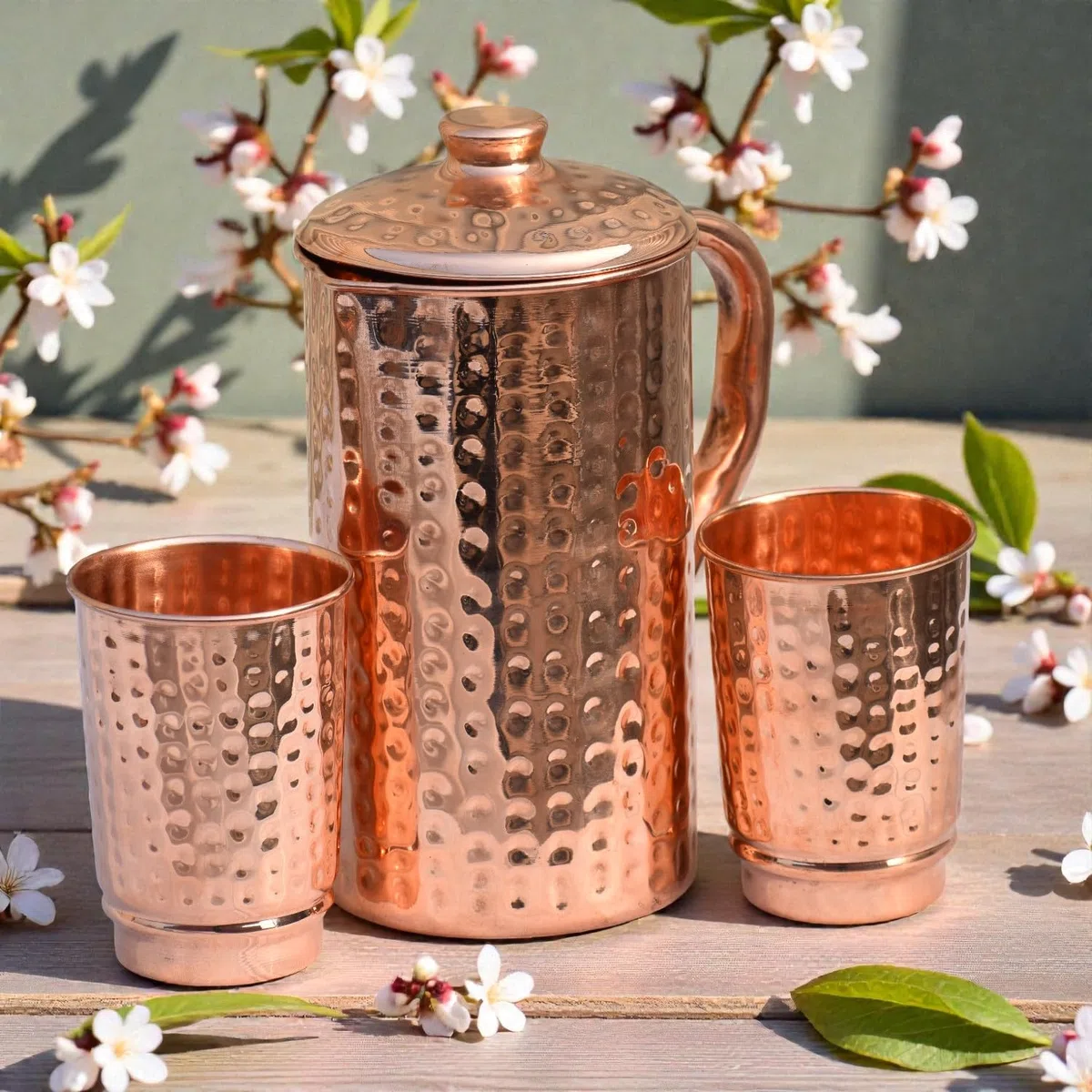 Brocca d'acqua in puro rame, brocca in rame con coperchio per acqua potabile, tradizionale ayurvedico Tamra Jal per acqua potabile, capacità 1,5 l, brocca in rame martellato + 2 tazze)