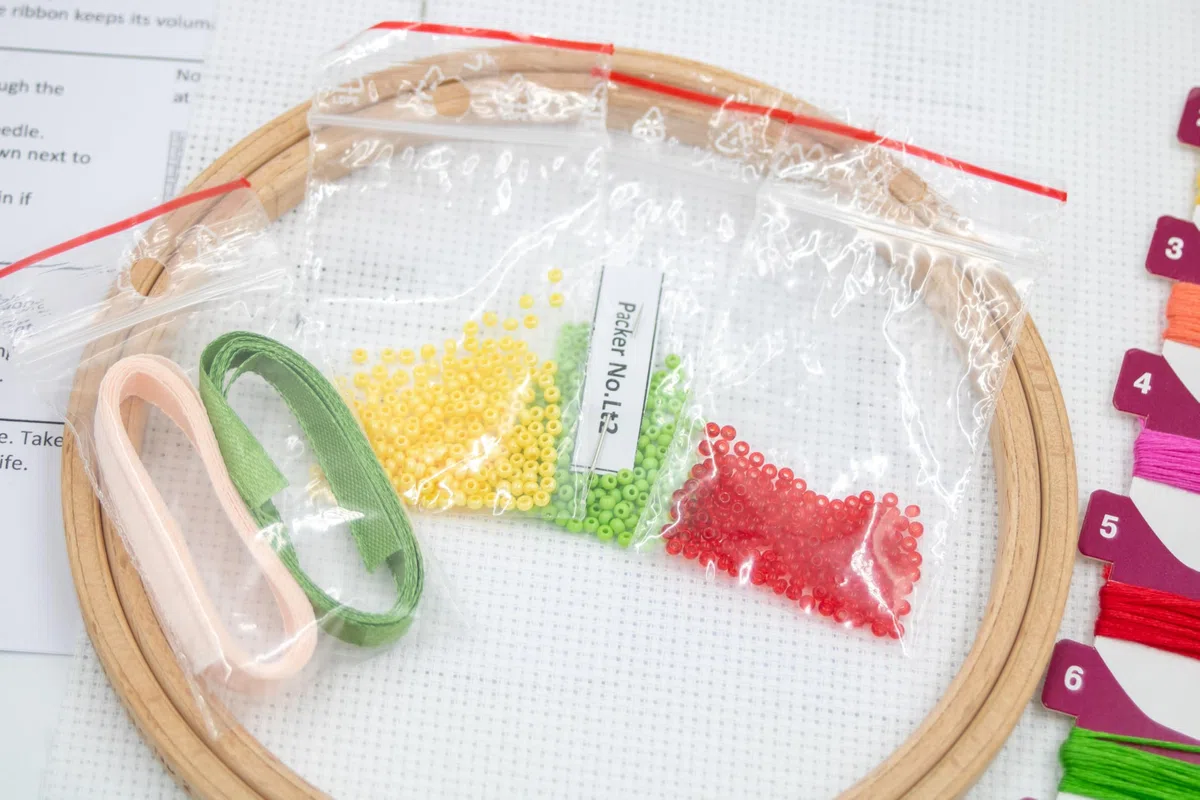RIOLIS - Kit iniziale per punto croce - Tessuto Aida 21x20cm, Telaio In Legno E Fili Di Cotone Mouliné - Set Completo DIY Per Ricamo Per Principianti Ed Esperti, Kit Regalo DYI Per Punto Croce