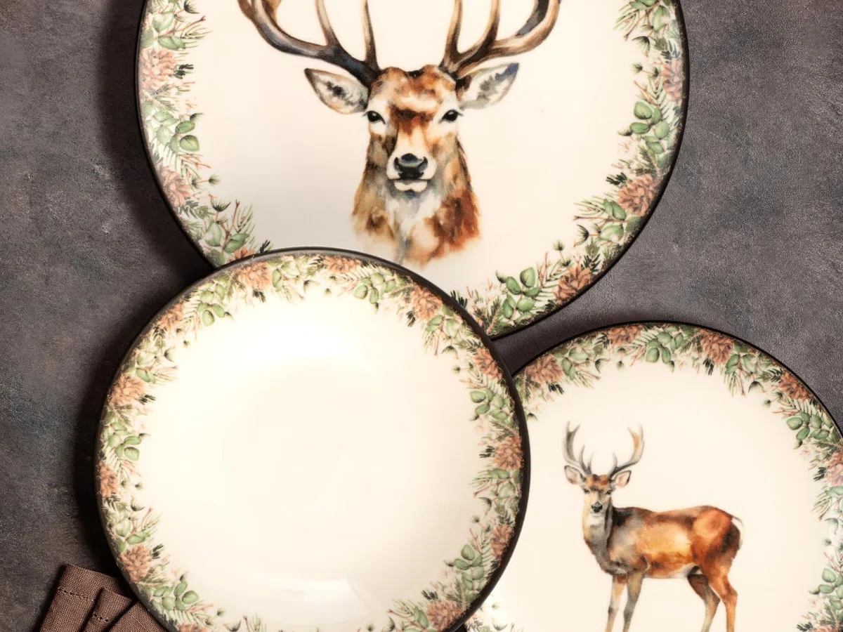 H&H Servizio Tavola 18 Pezzi Montana – Set Piatti Natalizi in Stoneware con Decoro Cervo, Adatto a Lavastoviglie e Microonde – Servizio per 6 Persone, Piatti Piani, Fondi e da Frutta