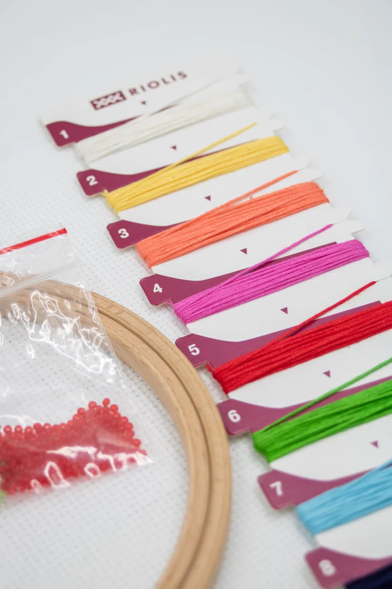 RIOLIS - Kit iniziale per punto croce - Tessuto Aida 21x20cm, Telaio In Legno E Fili Di Cotone Mouliné - Set Completo DIY Per Ricamo Per Principianti Ed Esperti, Kit Regalo DYI Per Punto Croce