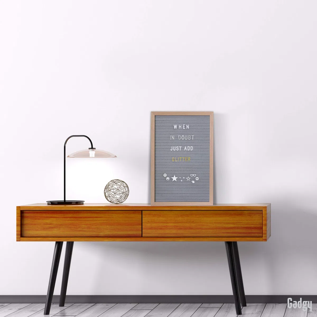 Gadgy Lavagna in Feltro Retrò Grigia 510 Lettere Oro Argento e Bianche – Cornice in Legno Nera per Messaggi Citazioni e Decorazioni da Parete, 30x45 cm