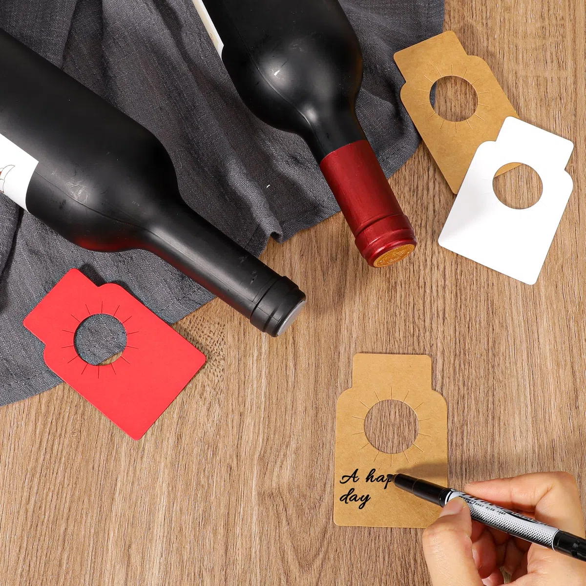 Salbsever 150 etichette di carta per bottiglie di vino, etichette per cantine di 3 colori, pennarelli riutilizzabili da appendere per portabottiglie di vino, etichette rosse su entrambi i lati per