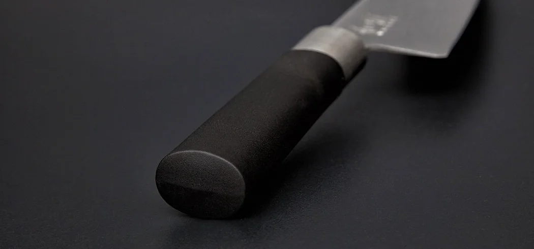 KAI Wasabi Black Coltello da cucina 23,0 cm lunghezza lama - acciaio inossidabile 6A/1K6 lucidato 58 (±1) HRC - manico in polipropilene nero - coltello da chef - Made in Japan
