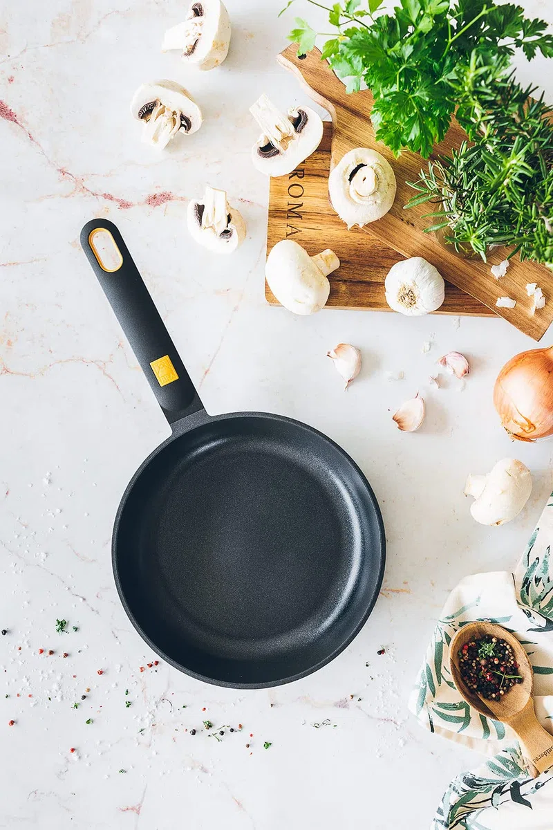 BRA Daily Pro | Padella 18 cm, nero e giallo, alluminio fuso, Full Induction, antiaderente a tre strati, Adatta a tutti i tipi di piani cottura