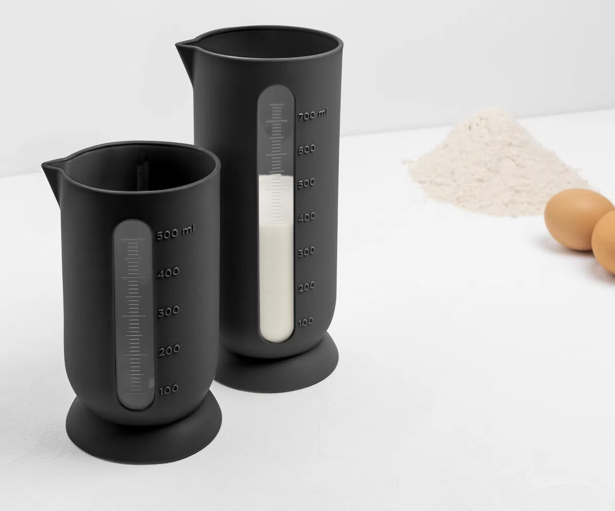 Blim Plus - Caraffa Graduata QB M Carbon Black 750ml - Misuratore Liquidi Beccuccio Salvagoccia - Made in Italy