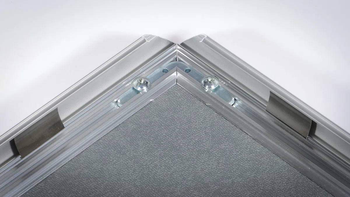 Europel cornice a scatto DIN A4 verde, sistema Easy-Click, profilo 25x11 mm, alluminio anodizzato, pellicola protettiva antiriflesso, dimensioni esterne 241x328 mm, retro in polistirene grigio