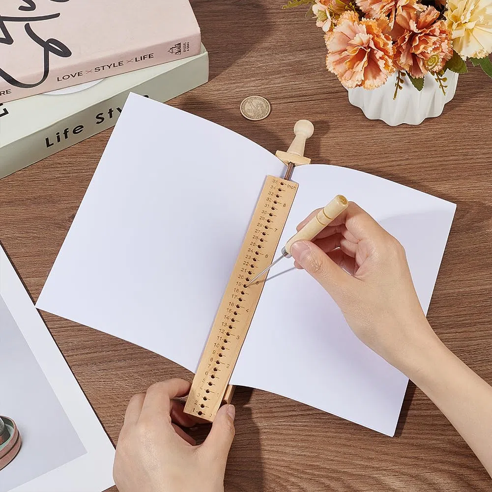 BENECREAT Strumento di Punzonatura di Libri, Culla per Rilegatura di Libri con Punteruolo per Fai da Te, Notebook, riviste, Planner, Kit Strumento per Rilegatura a Mano