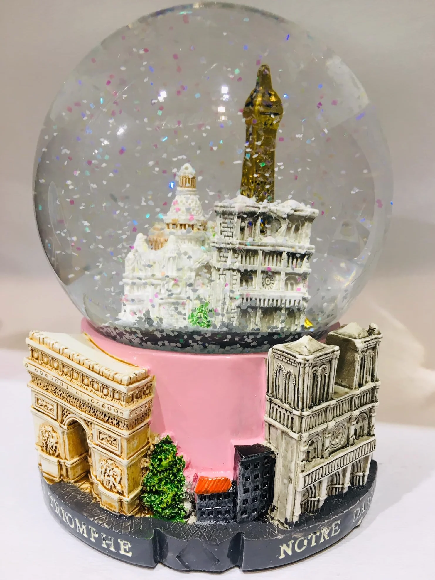 Sfera di neve Torre Eiffel e altri Monumenti di Parigi – Rosa, grande dimensione 14 cm, base in resina di qualità e globo in vetro, monumenti di Parigi incisi in 3D, neve scintillante, colore rosa