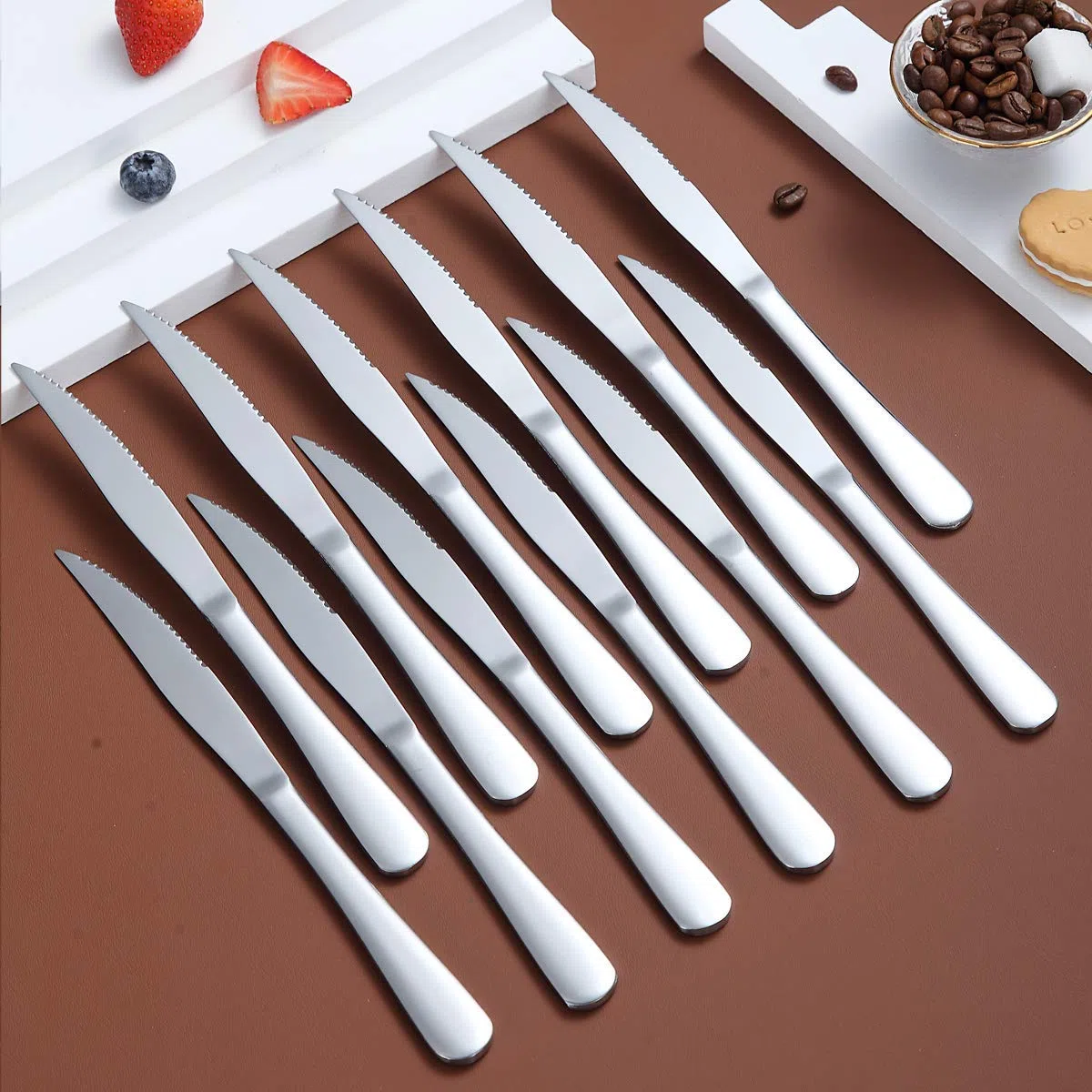 Kyraton Set di coltelli da bistecca,Kyrtaon coltello seghettato, set di coltelli affilati in acciaio inossidabile, set di 8 coltelli da tavola, lavabili in lavastoviglie, robusti e facili da pulire