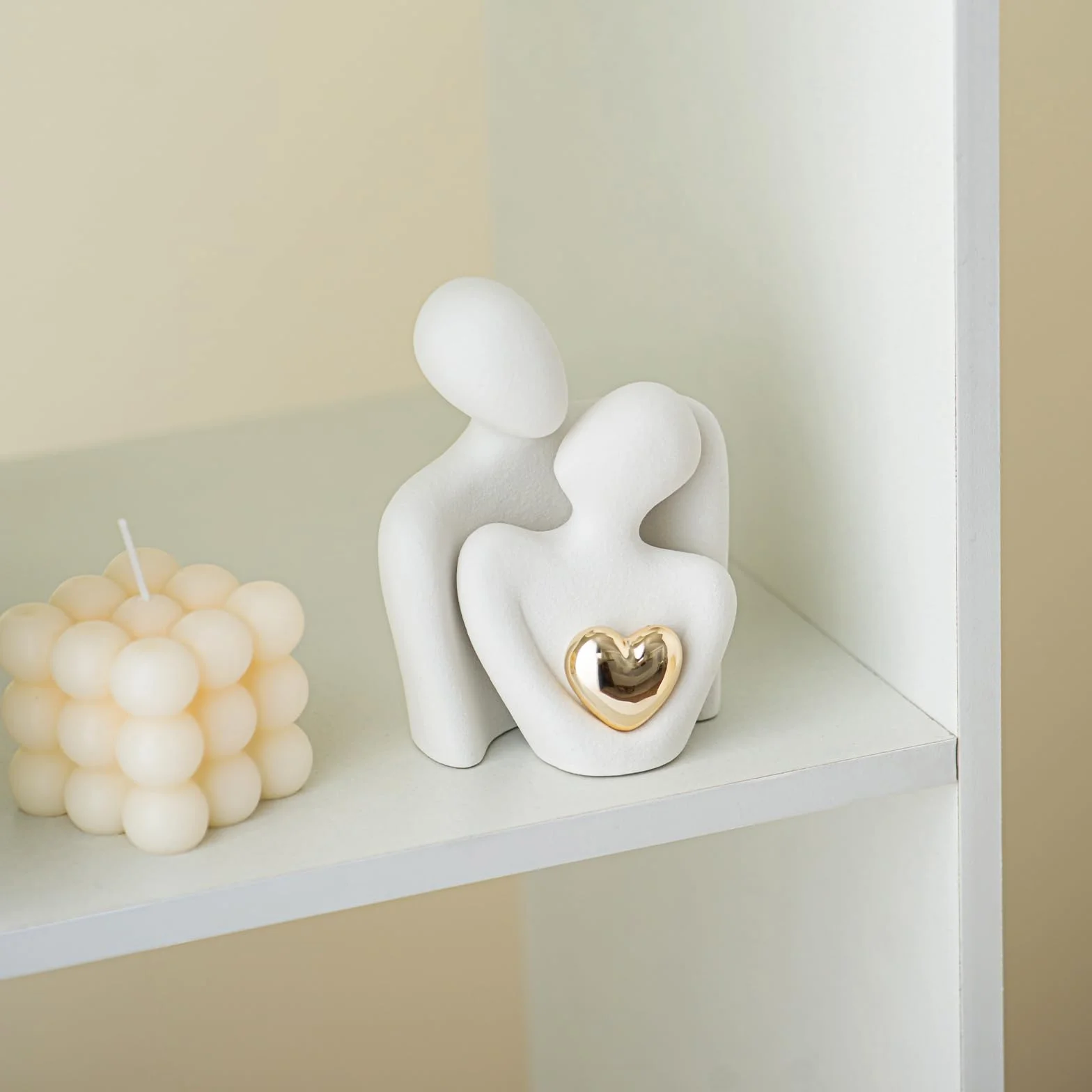 Coppia di Innamorati Statua, Romantica Scultura Moderna Dorato Cuore Design - Statuette Decorative Casa, Soprammobili Moderni, Regalo Sposi, Arredo Moderno - Regalo Anniversario Matrimonio Figure