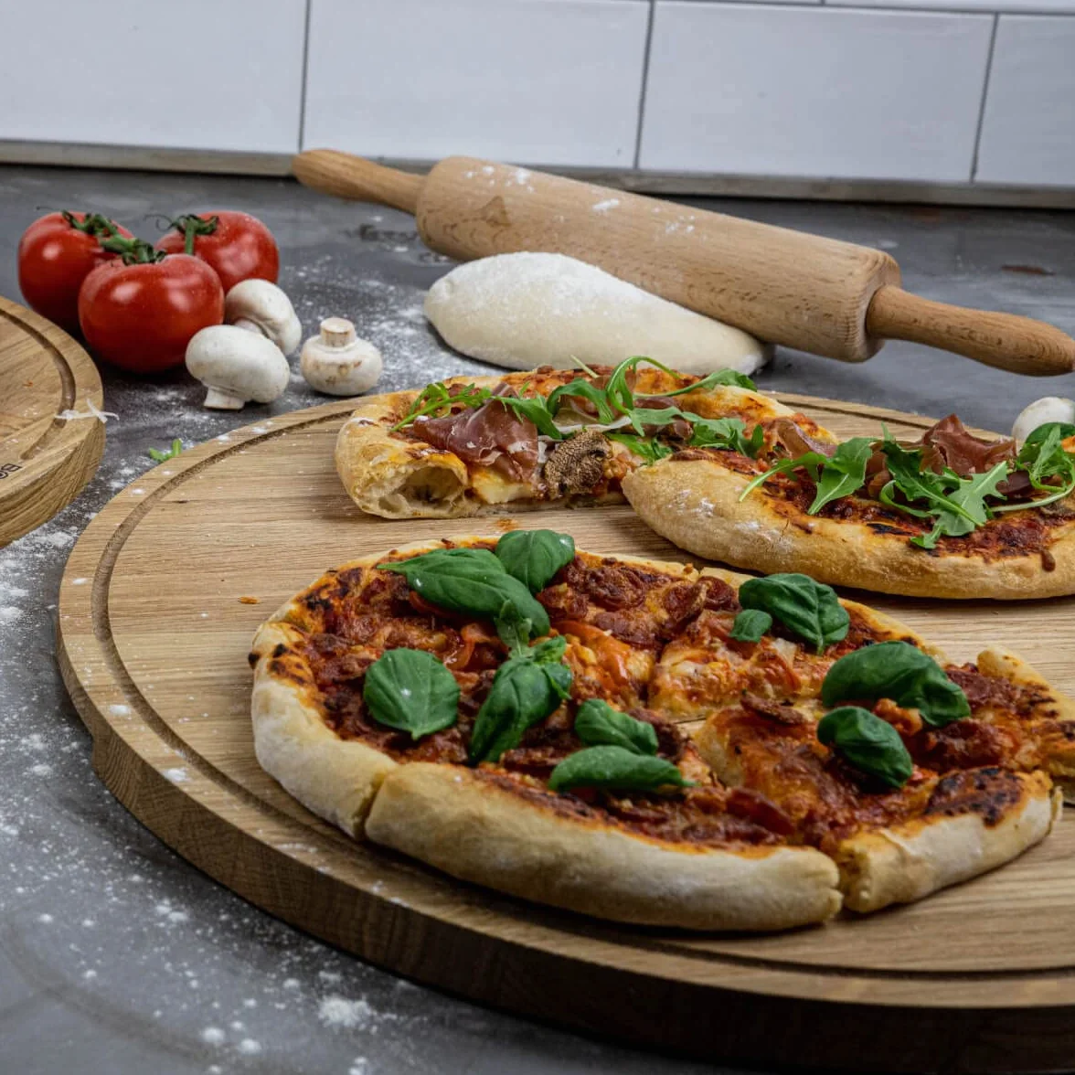 Amici XXL - Piatto per pizza in legno di quercia, diametro 47 cm, piatto rotondo per pizza con pratico vassoio di recupero, adatto anche per colazione, pranzo e