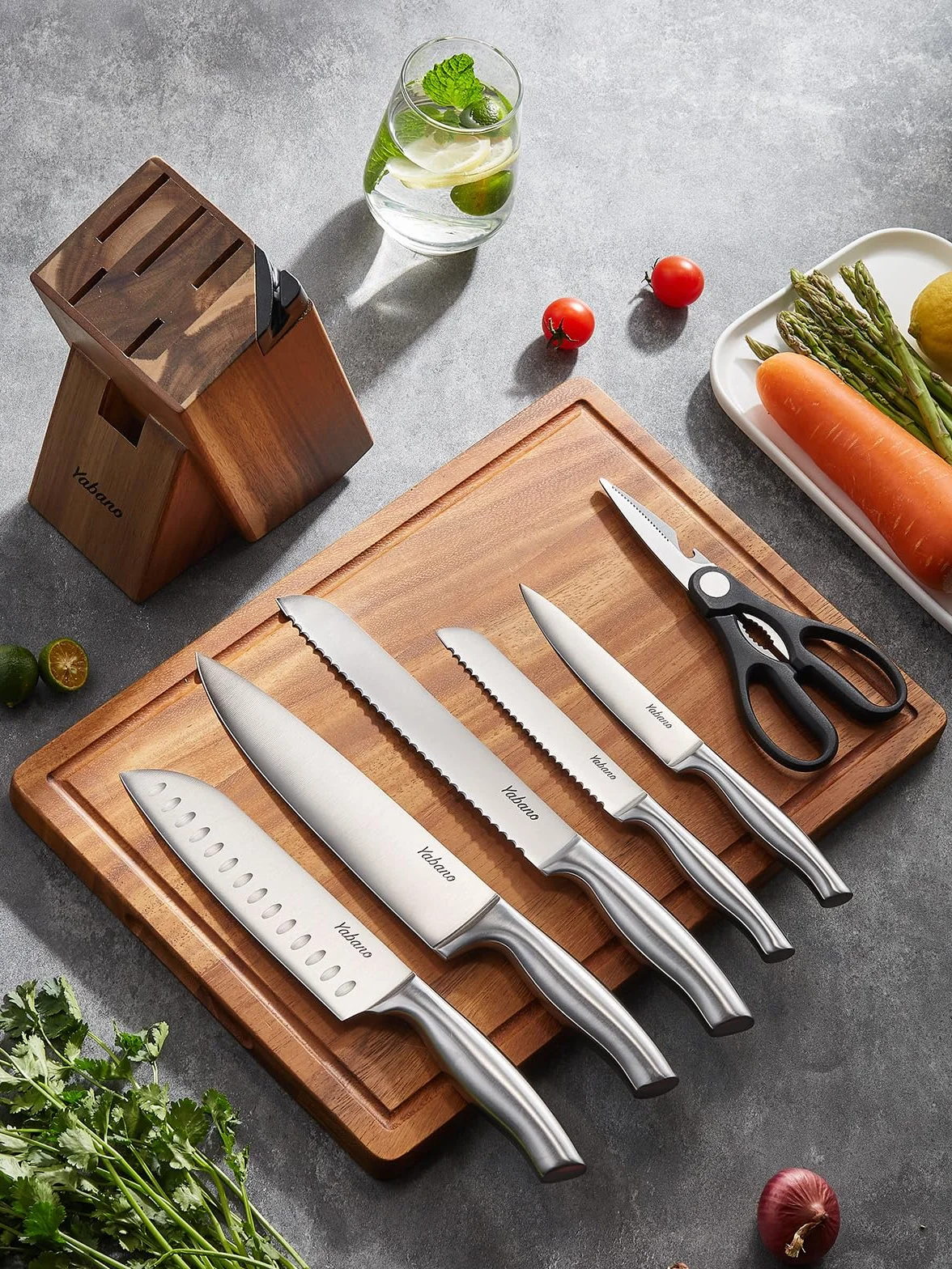 Set Coltelli da Cucina con Ceppo, 7 Pezzi in Acciaio Inox Tedesco con Affilatore Integrato, Coltelli Professionali con Forbici e Ceppo, Coltelli da Chef per Cucina Domestica