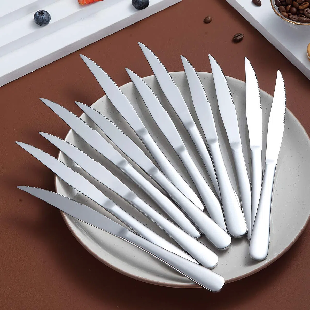 Kyraton Set di coltelli da bistecca,Kyrtaon coltello seghettato, set di coltelli affilati in acciaio inossidabile, set di 8 coltelli da tavola, lavabili in lavastoviglie, robusti e facili da pulire